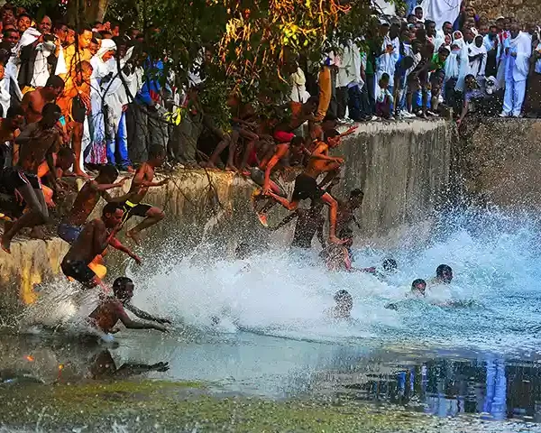 Pilgrims-jump-into-the River