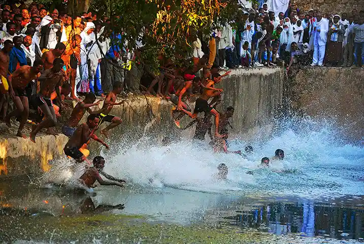 Pilgrims-jump-into-the River